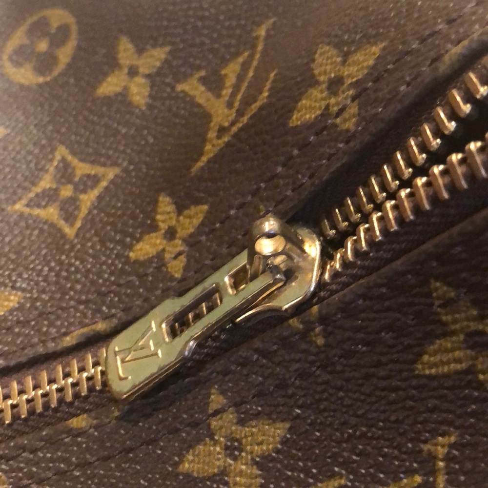 LOUIS VUITTON EUC LARGE TRAVEL BAG WITH STRAP - Picture 6 of 8
